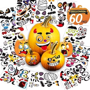 Op de afbeelding: Een verzameling pompoenen, sommige versierd met Halloween-gezichten, samen met vellen gezichtsstickers. De pompoenen zijn oranje en geel. De stickers bevatten ogen, monden en andere kenmerken. Een bord leest "Halloween 60 Face".