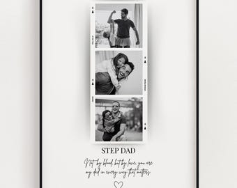 Op de afbeelding: Zwart-wit ingelijste print met drie foto's van een man met zijn gezin. De print bevat de tekst "STEP DAD" en een bericht eronder. Een zwarte lijst omringt de witte print.