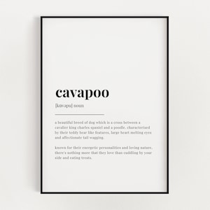 Può includere: Stampa d'arte stampabile in bianco e nero con la definizione di una razza di cane cavapoo. Il testo recita: "cavapoo [kavǝpu] nome un'adorabile razza di cane che è un incrocio tra un cavalier king charles spaniel e un barboncino, caratterizzato dai suoi tratti da orsacchiotto, dai suoi grandi occhi che sciolgono il cuore e dalla sua coda affettuosa che scodinzola. noto per le sue personalità energiche e la sua natura amorevole, non c'è niente che ami di più che coccolarsi al tuo fianco e mangiare leccornie."