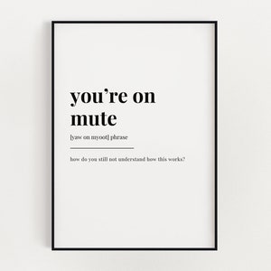 Peut inclure: Une affiche murale imprimable en noir et blanc avec le texte "you're on mute" et la prononciation phonétique de la phrase. Le texte "how do you still not understand how this works?" est également inclus.