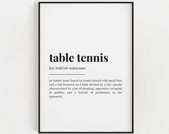 Puede incluir: Una impresión de arte de pared imprimible en blanco y negro con una definición de la palabra "tenis de mesa". La definición describe el juego como un juego de interior basado en el tenis que se juega con raquetas pequeñas y una pelota que rebota en una mesa dividida por una red. También menciona que el juego suele caracterizarse por muchos gruñidos, balanceos agresivos de las raquetas y una avalancha de improperios hacia el oponente.