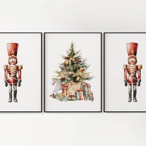 Puede incluir: Un conjunto de tres impresiones enmarcadas con temática navideña. Dos impresiones muestran un soldado cascanueces rojo y dorado. La impresión central muestra un árbol de Navidad decorado, regalos y un caballito balancín.