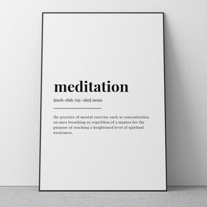 Peut inclure: Affiche murale imprimable en noir et blanc avec la d&eacute;finition du mot "m&eacute;ditation". La d&eacute;finition se lit comme suit : "la pratique de l'exercice mental tel que la concentration sur sa respiration ou la r&eacute;p&eacute;tition d'un mantra dans le but d'atteindre un niveau &eacute;lev&eacute; de conscience spirituelle."