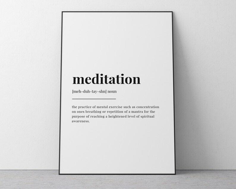 Peut inclure: Affiche murale imprimable en noir et blanc avec la d&eacute;finition du mot "m&eacute;ditation". La d&eacute;finition se lit comme suit : "la pratique de l'exercice mental tel que la concentration sur sa respiration ou la r&eacute;p&eacute;tition d'un mantra dans le but d'atteindre un niveau &eacute;lev&eacute; de conscience spirituelle."