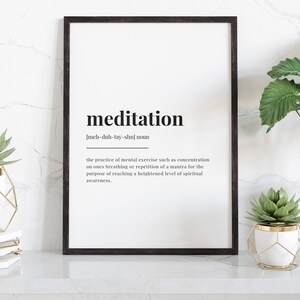 Peut inclure: Une impression encadr&eacute;e noire avec le mot "m&eacute;ditation" en gras, suivi de la prononciation phon&eacute;tique et de la d&eacute;finition. La d&eacute;finition d&eacute;crit la m&eacute;ditation comme un exercice mental impliquant la concentration sur la respiration ou la r&eacute;p&eacute;tition d'un mantra pour atteindre la conscience spirituelle.