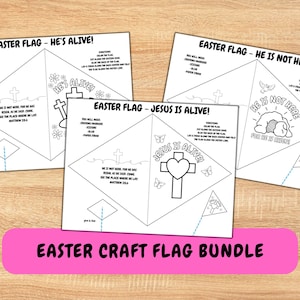 Puede incluir: Un paquete de tres banderas artesanales de Pascua con las frases "¡Él está vivo!", "Él no está aquí" y "¡Jesús está vivo!" impresas. Cada bandera presenta una cruz y el texto es negro. Las banderas están sobre una superficie de madera.