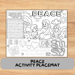 Puede incluir: Un mantel individual de actividades en blanco y negro con la palabra "PEACE" en la parte superior. El mantel individual presenta ilustraciones de Jesús con niños, una búsqueda de palabras, un laberinto y otras actividades. También se incluye el texto "¡Jesús trae paz a mi corazón!"