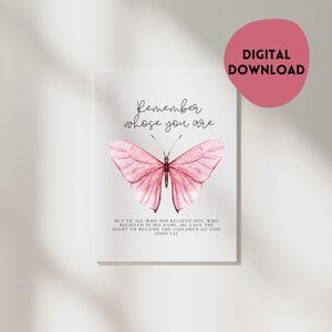 Può includere: Un download digitale stampabile con una farfalla rosa ad acquerello con il testo "Ricorda chi sei" e un versetto biblico di Giovanni 1:12.