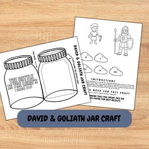 Puede incluir: Dos hojas de papel blanco con un dibujo de contorno negro de una manualidad de tarro. Una hoja tiene dos tarros con el texto "THE BATTLE IS THE LORD'S" y "1 SAMUEL 17:47". La otra hoja tiene instrucciones y dibujos de David y Goliat.