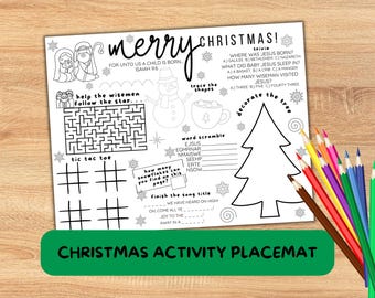 Può includere: Una tovaglietta natalizia in bianco e nero con vari giochi e puzzle, tra cui un labirinto, tris e un gioco di parole. La tovaglietta presenta il testo "Merry Christmas" e "Christmas Activity Placemat". Matite colorate nell'immagine.
