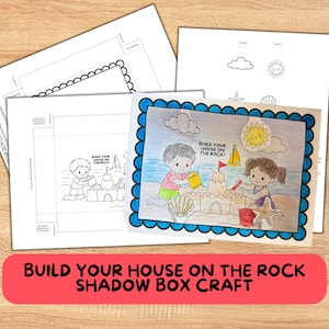 以下が含まれることがあります： ビーチをテーマにしたシャドウボックスクラフトキット。子供たちが砂の城を作っている完成したカラフルなイラストと、白黒のテンプレートが描かれています。テキストには「Build Your House on the Rock Shadow Box Craft」と書かれています。