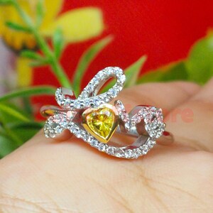 Valentinstag Sale !! Herz & Rundschliff gelb weißer Saphir, Liebesbrief Ring, zweifarbiges Gold-Finish, Script Alphabet Ring, Versprechen Ring