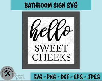 Puede incluir: Un letrero de baño en blanco y negro con el texto "hello sweet cheeks" en una fuente decorativa.
