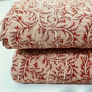 Indiskt Kantha-täcke med röd vinranka, beige blockmönster, handgjord bomullsfilt, vändbart indiskt sängkläder, boho lantlig överkast