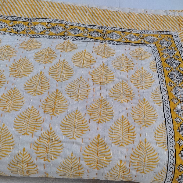 Courtepointe jaune feuille d'or couette Indian Leaf Kantha, impression au bloc-notes Courtepointe feuilles jaunes d'été queen, couvre-lit en coton or jaune or