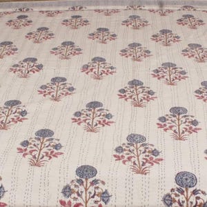 Blau & Rot Floral Block Print Kantha Quilt - Handgefertigte Tagesdecke aus Baumwolle für ein gemütliches Schlafzimmer