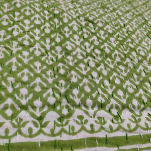 Groene kantha-quilt met bloemen: Indiase handgemaakte katoenen sprei