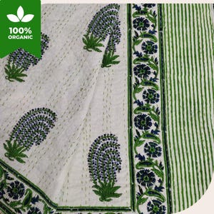 グリーンフローラルのインドブロックプリントカンタキルト - ハンドメイドコットンベッドスプレッド、ブルーフラワーブロックプリントブランケット（インド製）、ボヘミアン寝具スロー