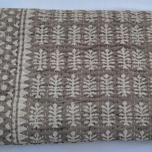 Peut inclure: Une courtepointe kantha grise avec un motif floral blanc. La courtepointe est cousue à la main et présente un design indien traditionnel.