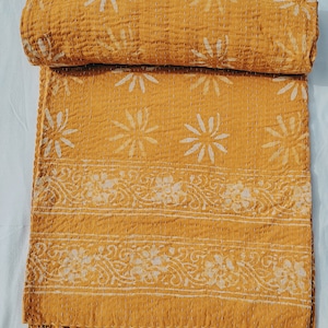 Mosterdgele kantha-quilt met delicate witte bloemen en kanten details, rijke mosterdgele en witte kantha-quilt met bloemen - reliëftextuur