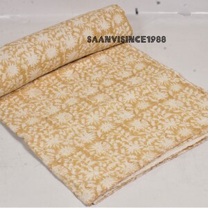 Courtepointe Kantha florale jaune : couvre-lit indien fait main en coton à imprimé blocs