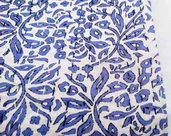 Colcha artesanal de algodão com estampa floral Kantha azul | Roupa de cama com estampa em bloco, colcha boho leve costurada à mão em branco e azul.
