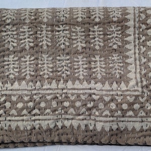Handgefertigter Taupe Kantha Quilt: Tribal Block Print Tagesdecke aus Baumwolle