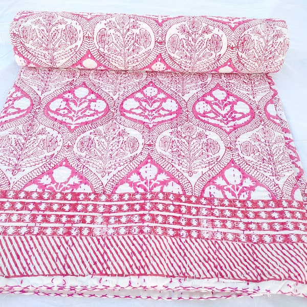 Courtepointe kantha rose à imprimé blocs de main Couette fleurs roses et blanches kantha indienne couette rose faite main reine rose jetés matelassés roses et blancs