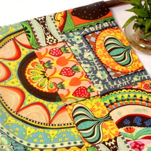 Puede incluir: Tela multicolor con un diseño de patchwork que presenta varias formas geométricas, patrones florales y fresas. La tela está hecha de algodón y es perfecta para acolchar, coser y hacer manualidades.