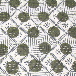 Könnte beinhalten: Weißer Stoff mit einem sich wiederholenden Muster aus grünen Kreisen und einem blauen und weißen geometrischen Design.