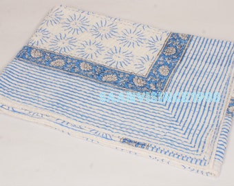 Colcha Kantha Azul e Branca Feita à Mão em Algodão | Manta Boho com Estampa Floral em Blocos e Borda
