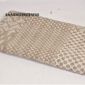 Beige Kantha Patchworkdecke: Handgemachte Tagesdecke aus Baumwolle