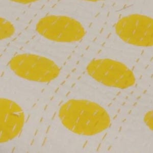 Indische Kantha Quilt Gelb Tupfen - Handgemachte Tagesdecke aus reiner Baumwolle, Weicher Block Print Decke, Leichte Boho Bettwäsche
