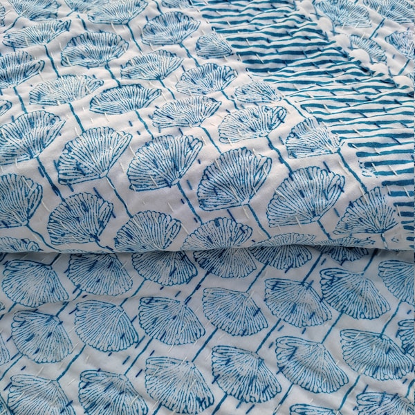 Edredom Kantha com estampa indiana de conchas azuis, colcha feita à mão com estampa de blocos, cobertor de algodão reversível, manta de cama estilo boho costeiro, colcha indiana