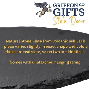 Peut inclure: Ardoise en pierre naturelle provenant de cendres volcaniques. Chaque pi&egrave;ce varie l&eacute;g&egrave;rement en forme et en couleur. L'ardoise est authentique, donc aucune n'est identique. Livr&eacute;e avec une ficelle de suspension non fix&eacute;e. GRIFFON CO GIFTS Slate Decor.