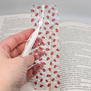 Joli signet avec le design lovebug coccinelles à utiliser pour le panier-cadeau de l'enseignant ou pour créer des signets uniques pour les amoureux des livres et les coccinelles