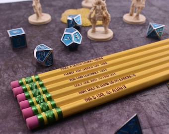 Peut inclure: Un ensemble de crayons jaunes avec des gommes roses et des viroles vertes, chacun portant un texte noir : MAKE A DEATH SAVING THROW, FUNNY YOU SHOULD SAY THAT, YOU CAN CERTAINLY TRY, ONLY ONE WAY TO FIND OUT, THAT RULE IS DUMB SO I'M IGNORING IT, THIS IS COOL I'LL ALLOW IT.