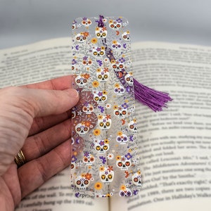 El lindo marcador con calaveras de azúcar se usa para canastas de obsequios para maestros o marcadores únicos para una caja de obsequio para amantes de los libros o obsequios de calaveras de azúcar a granel.