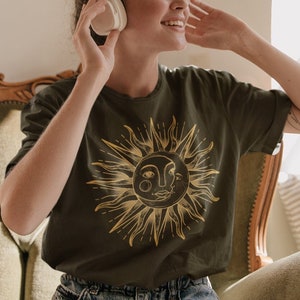 Vintage Aesthetic Sun Moon Tshirt • 60s 70s 80s Style shirt • Hippy Witchy Mystical Spiritual top • Boho Astrology gift • Unisex top •