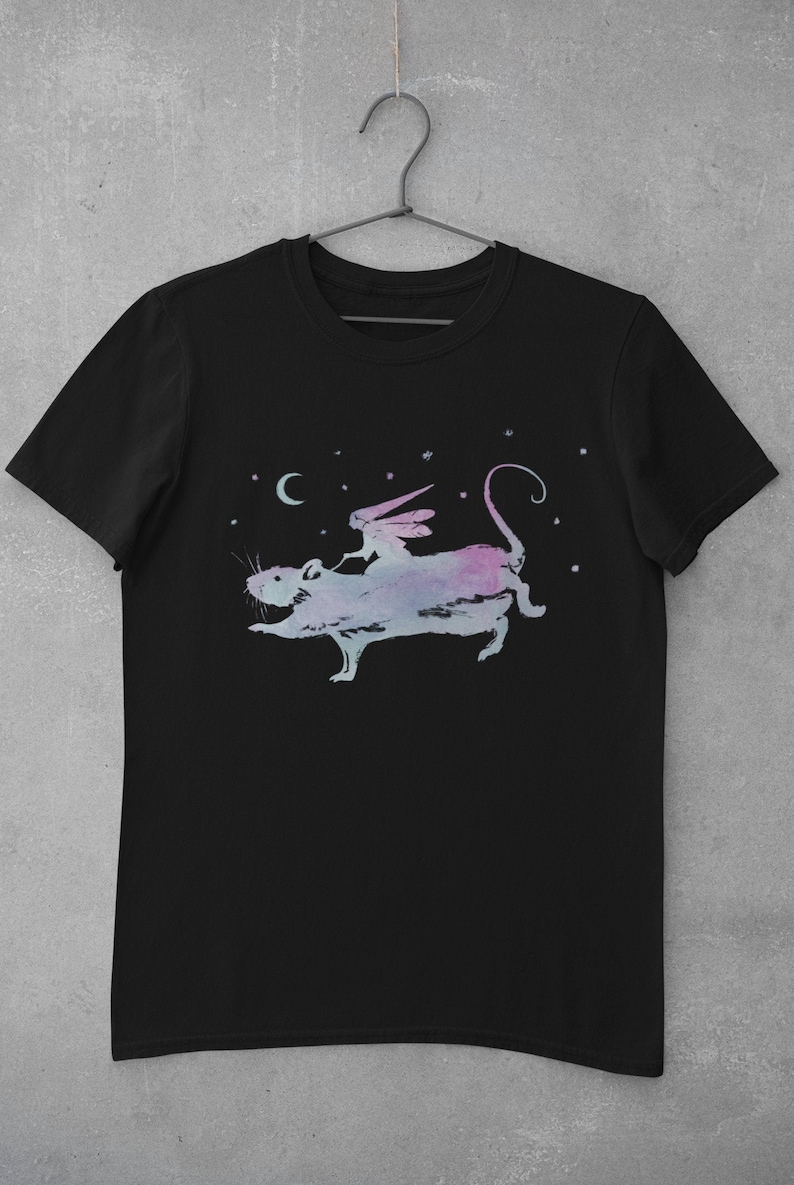 Puede incluir: Una camiseta negra con un dise&ntilde;o de acuarela de una hada montando una rata frente a una luna creciente y estrellas.