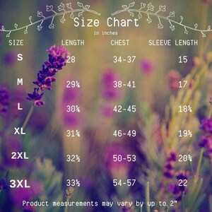 Puede incluir: Tabla de tallas para ropa en pulgadas. La tabla muestra las tallas S a 3XL con las medidas correspondientes para la longitud, el pecho y la longitud de la manga.