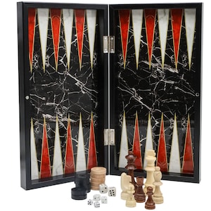 Puede incluir: Un juego de backgammon negro y rojo con un diseño de mármol. El juego incluye un tablero de juego de madera, dados y fichas.