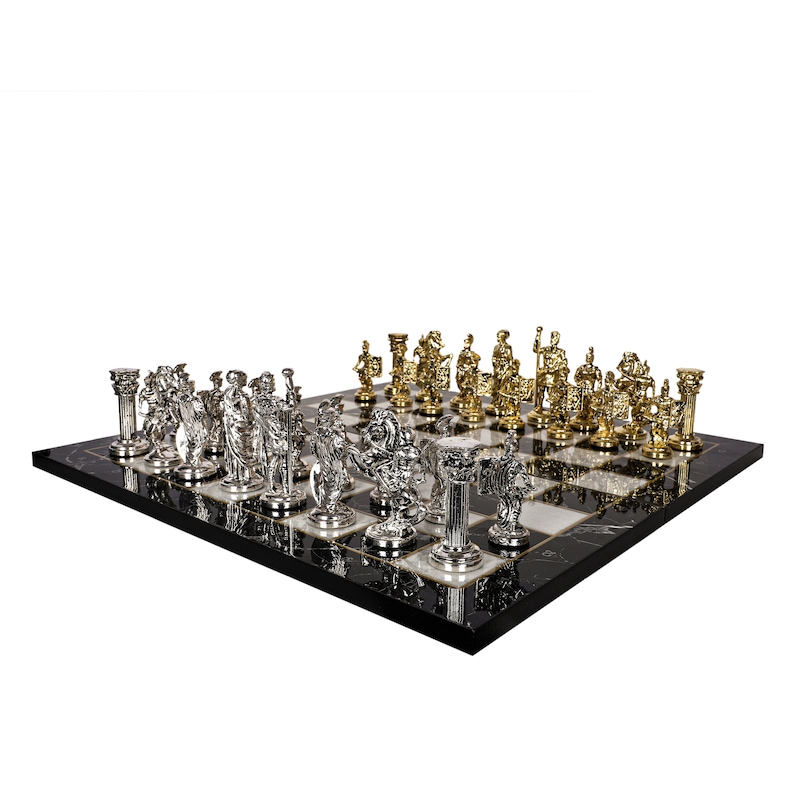 Op de afbeelding: Een zwart-wit marmeren schaakbord met gouden en zilveren schaakstukken. De stukken zijn gesculpteerd in de stijl van oude Griekse en Romeinse figuren.