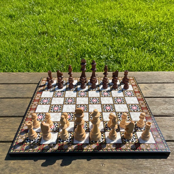 Jeu d'échecs décoratif en bois peint à la main - MATRYOSHKA - Rouge