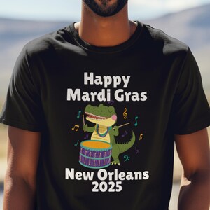 マルディグラ T シャツ、ニューオーリンズ アリゲーター ドラマー T シャツ、ユニセックス ジャージー トップ、カーニバル セレブレーション シャツ、パーティー パレード 衣装、フェスティバル コスチューム