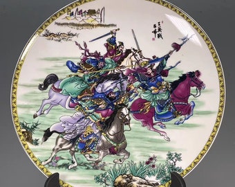 Piatto cinese antico in porcellana della dinastia Qing Piatto in porcellana Qianlong contrassegnato Famille Rose, piatto in ceramica macinata bianca dipinta a mano