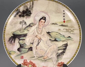 Assiette en porcelaine antique chinoise de la dynastie Qing Qianlong, marquée Famille Rose, assiette en céramique peinte à la main à motif Guanyin