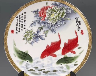 Assiette en porcelaine antique chinoise Qianlong de la dynastie Qing marquée Famille Rose assiette en porcelaine, peinture à la main motif poissons plat en céramique