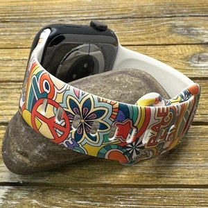 Cinturino per orologio hippy retrò anni '70 per apple watch samsung fitbit versa silicone pace e amore regalo immagine 2