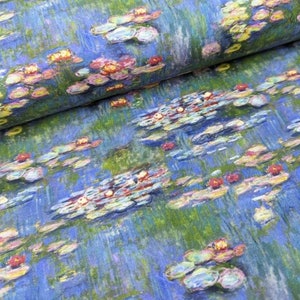 K&ouml;nnte beinhalten: Stoff mit einem Seerosen-Design in Blau-, Gr&uuml;n-, Gelb- und Rosat&ouml;nen. Das Muster &auml;hnelt einem impressionistischen Gem&auml;lde mit sichtbaren Pinselstrichen und einer strukturierten Optik. Der Stoff ist gefaltet und zeigt die Wiederholung des Musters.